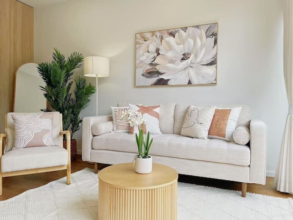 Smart TV - Modern 2-Bedroom Townhouse in Grey Lynn (Auckland)