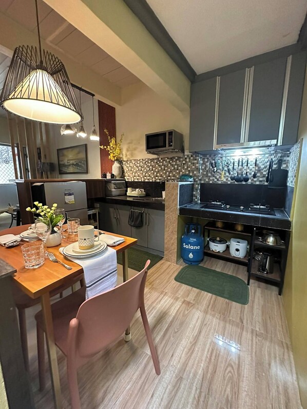 Jääkaappi, mikroaaltouuni, liesi, vedenkeitin