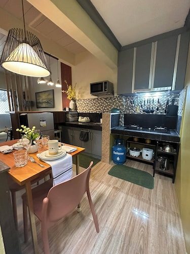 Cozy and Charming 2-bedroom townhouse located near Clark and Malls free parking