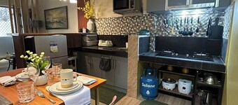 Cozy and Charming 2-bedroom townhouse located near Clark and Malls free parking