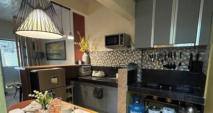 Cozy and Charming 2-bedroom townhouse located near Clark and Malls free parking
