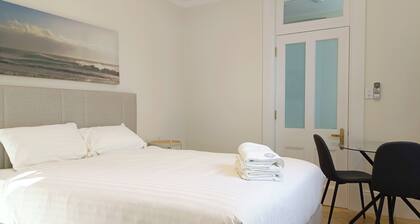 Charming lodge with AC, mins walk to SYDU and bus stop