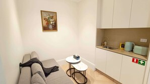 TV - Charming lodge with AC, mins walk to SYDU and bus stop (Forest Lodge)
