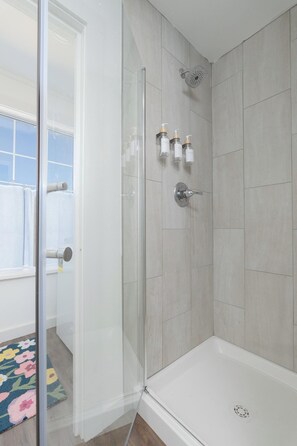 Douche, sèche-cheveux, serviettes fournies