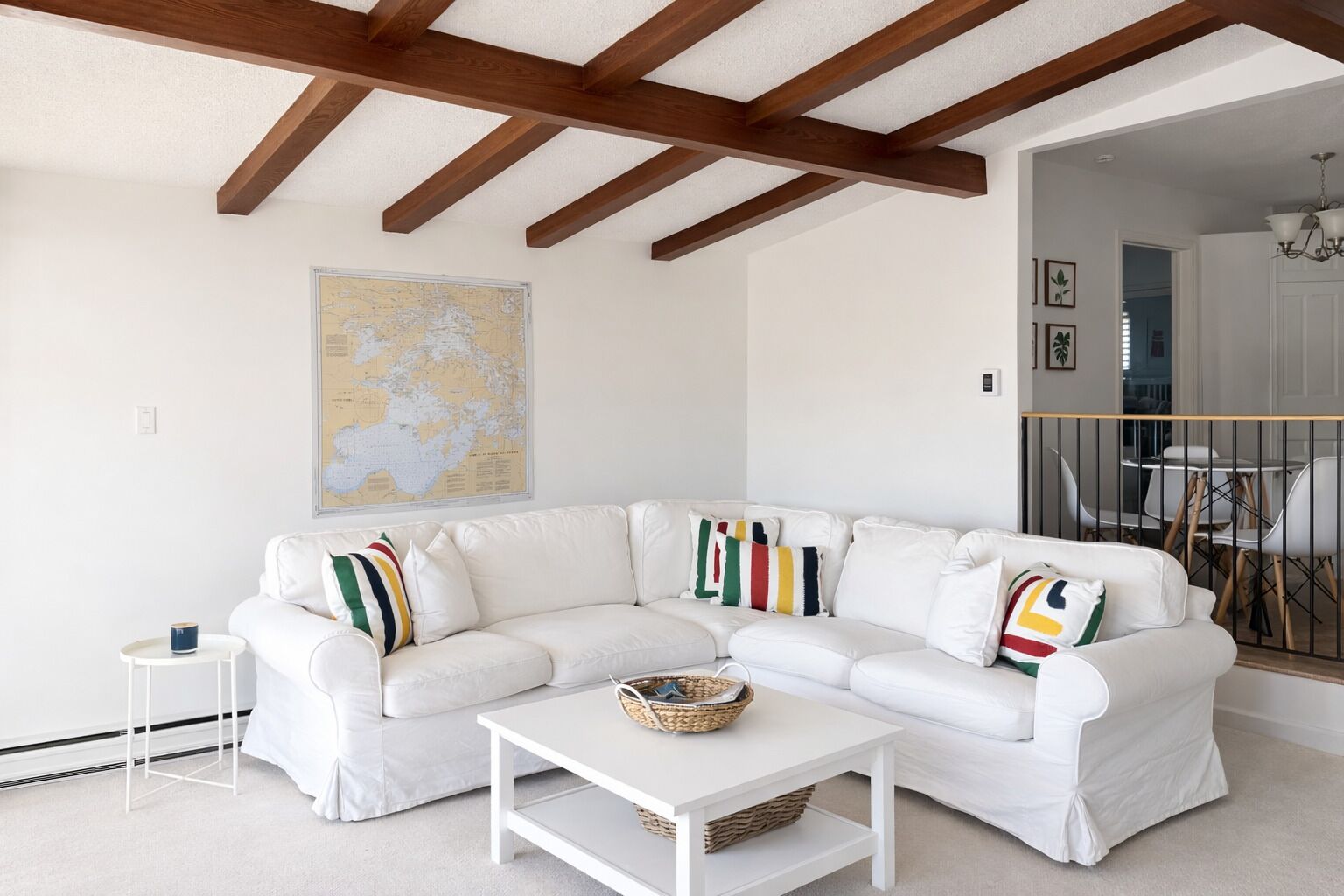 TV connectée, cheminée, livres