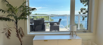 Road access 4 bdrm/2 bath house on Lake of the Woods. Only 2 mins to downtown!