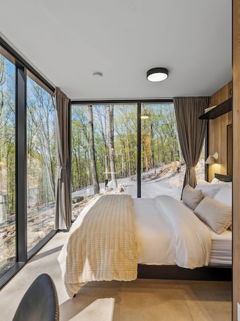 1 bedroom, premium bedding, down comforters, laptop workspace. Mirror Villas - Modern Retreat with private hot tubs and mountain view