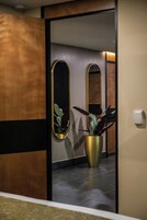 Caja de seguridad en la habitación, wifi gratis y ropa de cama