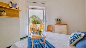 2 dormitoris, un bressol de viatge i roba de llit