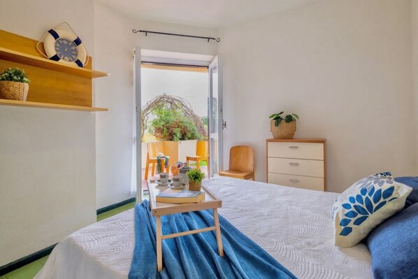 2 bedrooms, travel crib, bed sheets