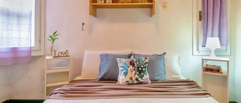 2 間睡房、可攜式嬰兒床、床單