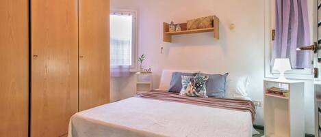 2 Schlafzimmer, Reisekinderbett, Bettwäsche