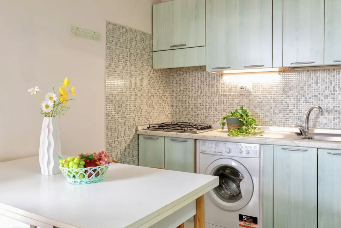 Kylskåp, spishäll, brödrost och grytor/köksredskap