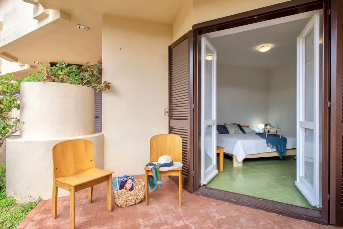 2 bedrooms, travel cot, bed sheets