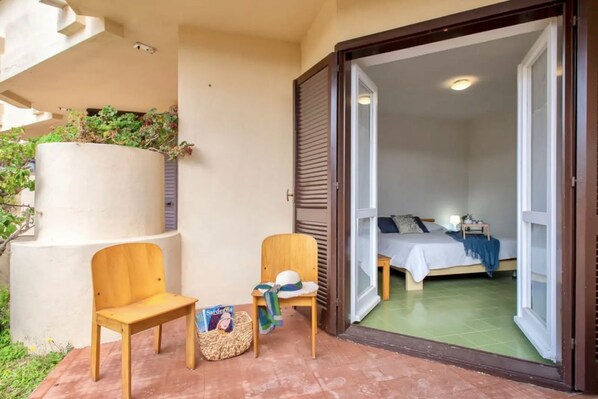 2 slaapkamers, reisbedje, beddengoed