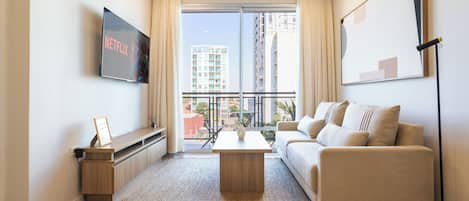 Een 55-inch smart-tv met satellietzenders