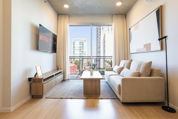 55-inch Smart TV with satellite channels - Hestia at Life Mariscal (Asunción)