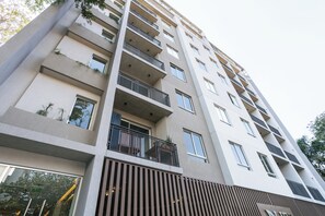 A multi-story residential building with balconies, large windows, and a modern architectural design. - Sky Stays at Life Mariscal (Asunción)