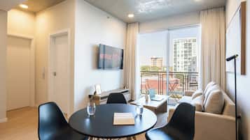 Huoneisto, kaupunkinäköala | Oleskelualue | 55–tuumainen äly-TV, jossa satelliittikanavat