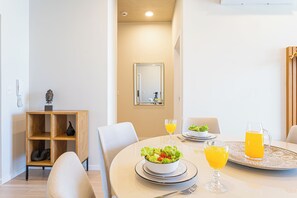 Appartement, 2 slaapkamers | Woonruimte | Een 55-inch smart-tv met satellietzenders