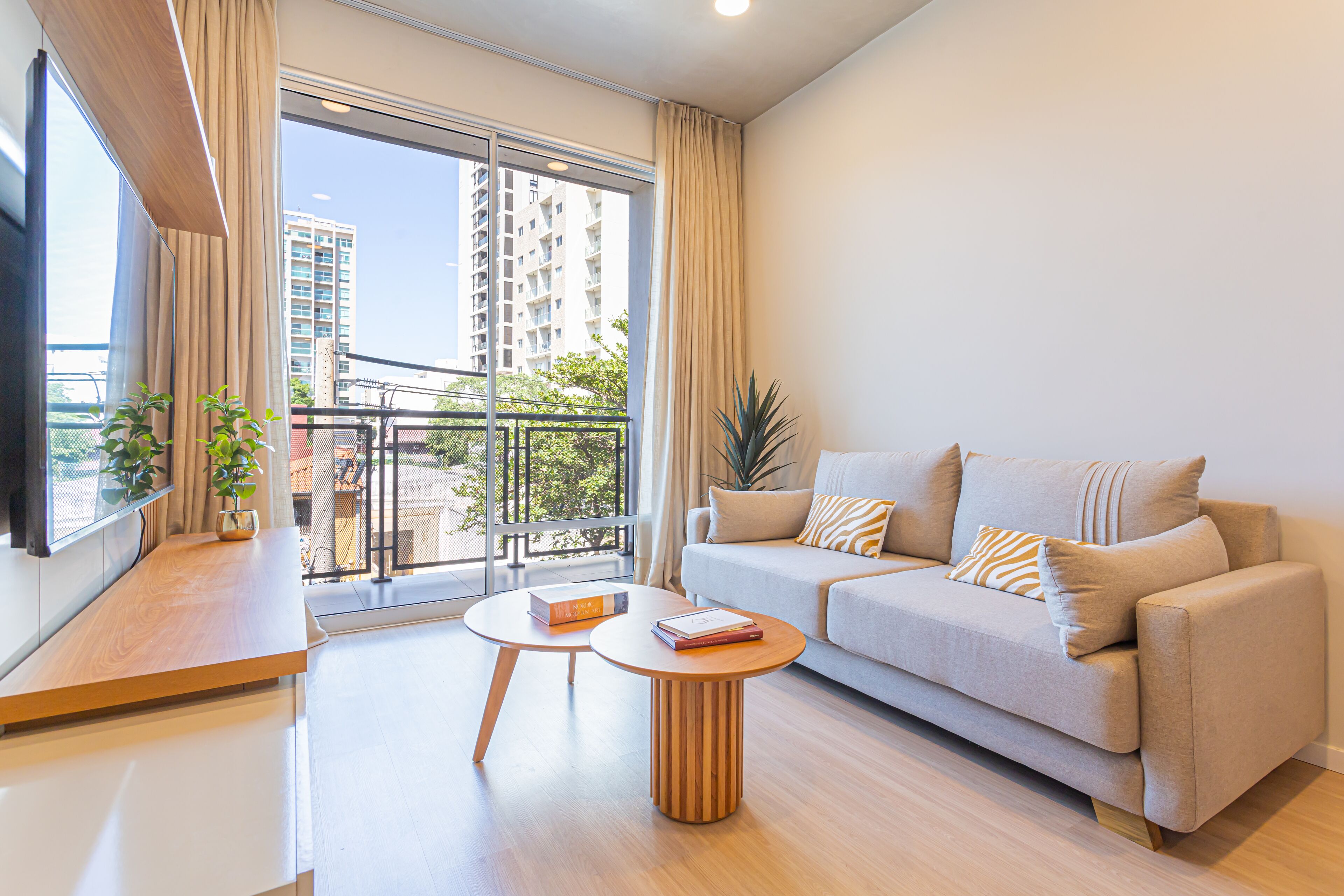 Apartamento, 2 quartos | Área de estar | Smart TV 55 polegadas com canais via satélite