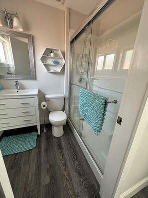 Dusche, Haartrockner, Handtücher, Seife