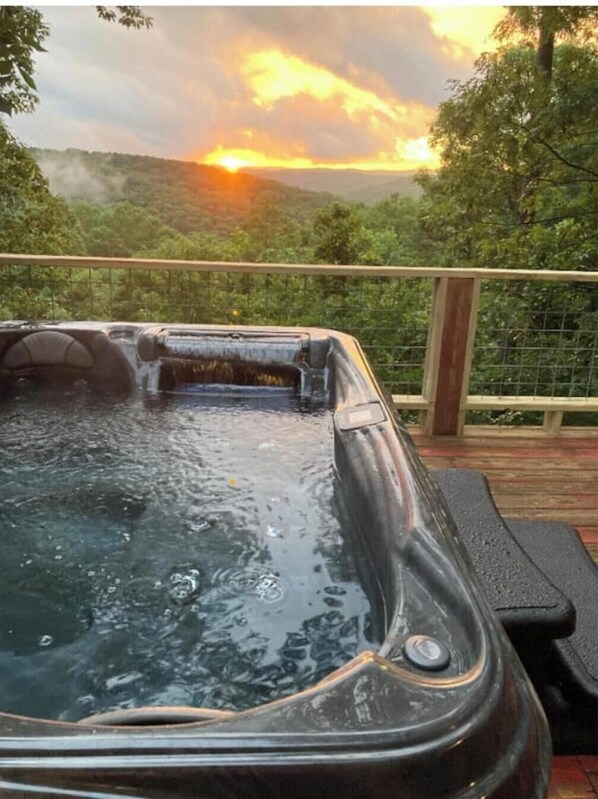 Outdoor spa tub - Cabin w/ Hot Tub, Amazing Views WIFI 50" Smart TV (Eureka Springs)