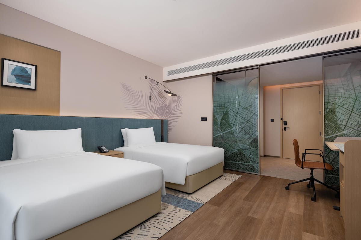Deluxe Room, 2 Twin Beds | Iron/ironing board, WiFi (free)