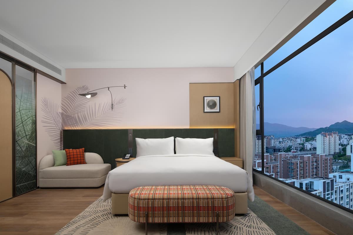 Deluxe Room, 1 King Bed | Iron/ironing board, WiFi (free)