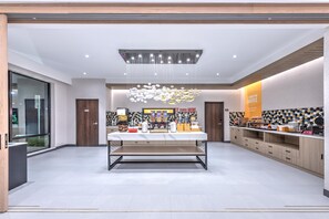 朝食 (ビュッフェ)、毎日提供 (無料)