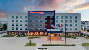 A Hampton Inn & Suites by Hilton hotel with a modern design, multiple floors, and a parking lot. - Hampton Inn & Suites Irving Hwy 183 (Irving)