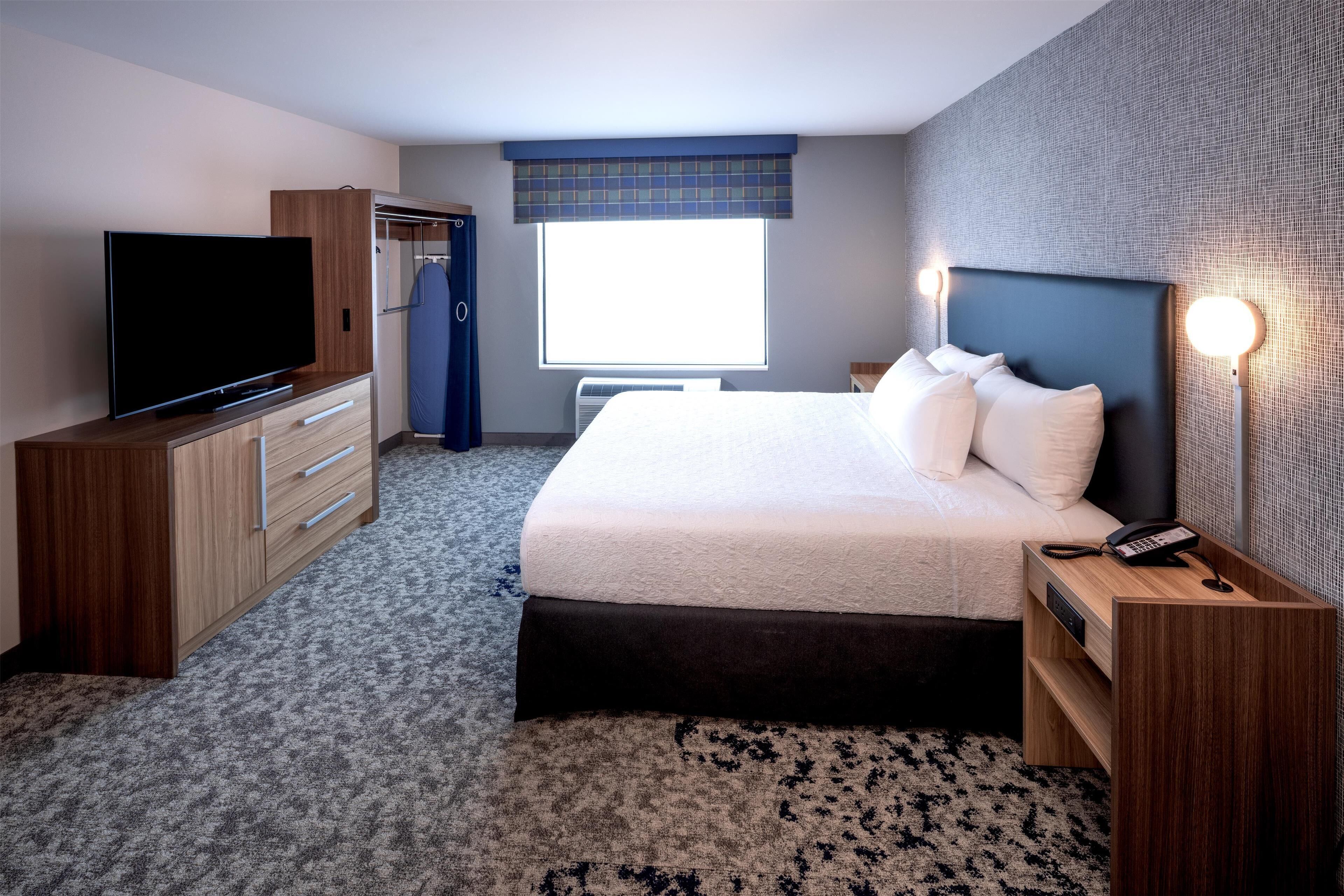 Suite, 1 très grand lit, accessible aux personnes à mobilité réduite, baignoire | Bureau, espace de travail pour ordinateur portable, rideaux occultants