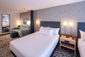 デスク、ノートパソコン用作業スペース、遮光カーテン、アイロン / アイロン台