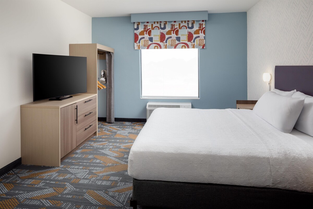 Suite, 1 King Bed, Accessible (Roll-In Shower) | In-room safe, desk, laptop workspace, blackout drapes