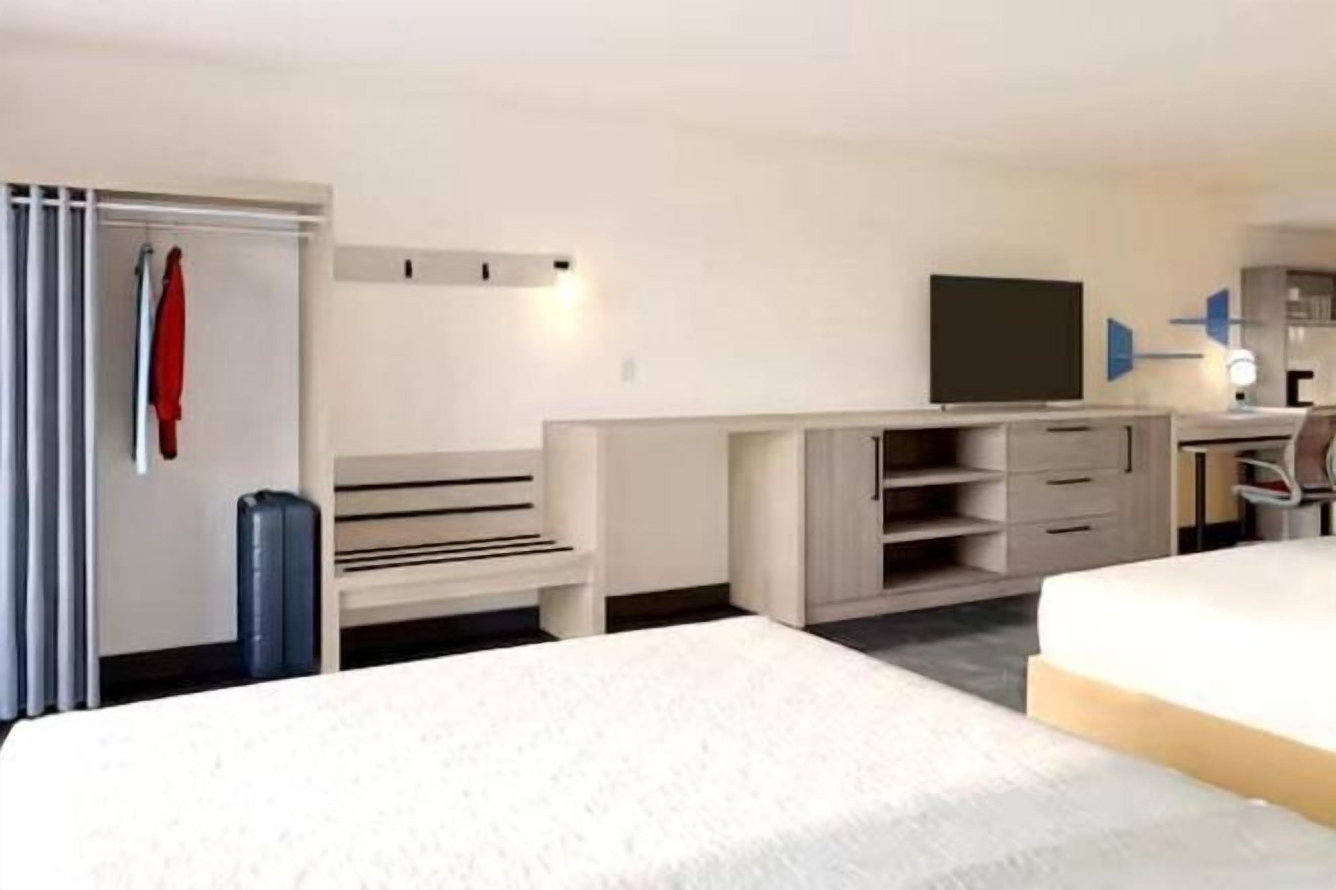 Caja de seguridad en la habitación y escritorio 