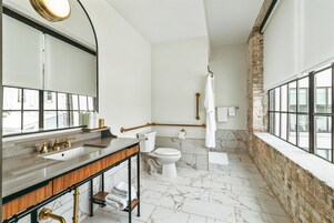 Habitación, 2 camas de matrimonio, accesible para personas con discapacidad (Mobility & Hearing) | Baño