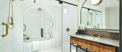 Deluxe Room, 1 King Bed | Bathroom