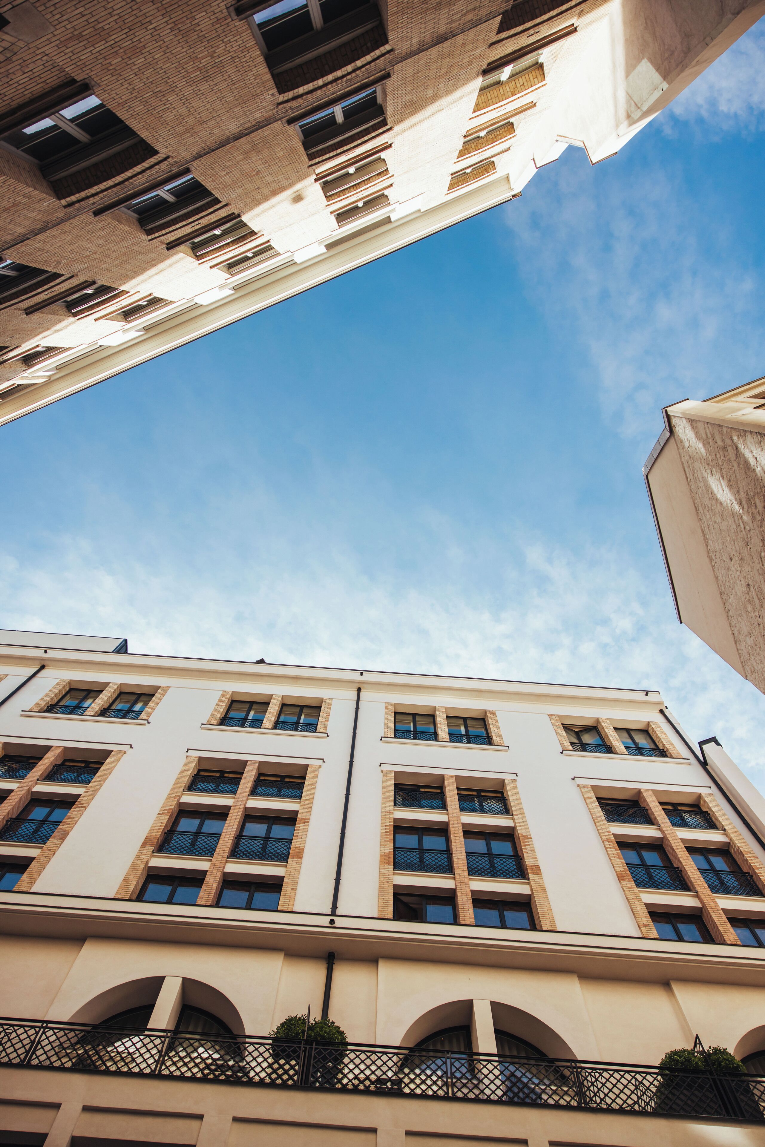 Ein mehrgeschossiges Gebäude vor blauem Himmel.