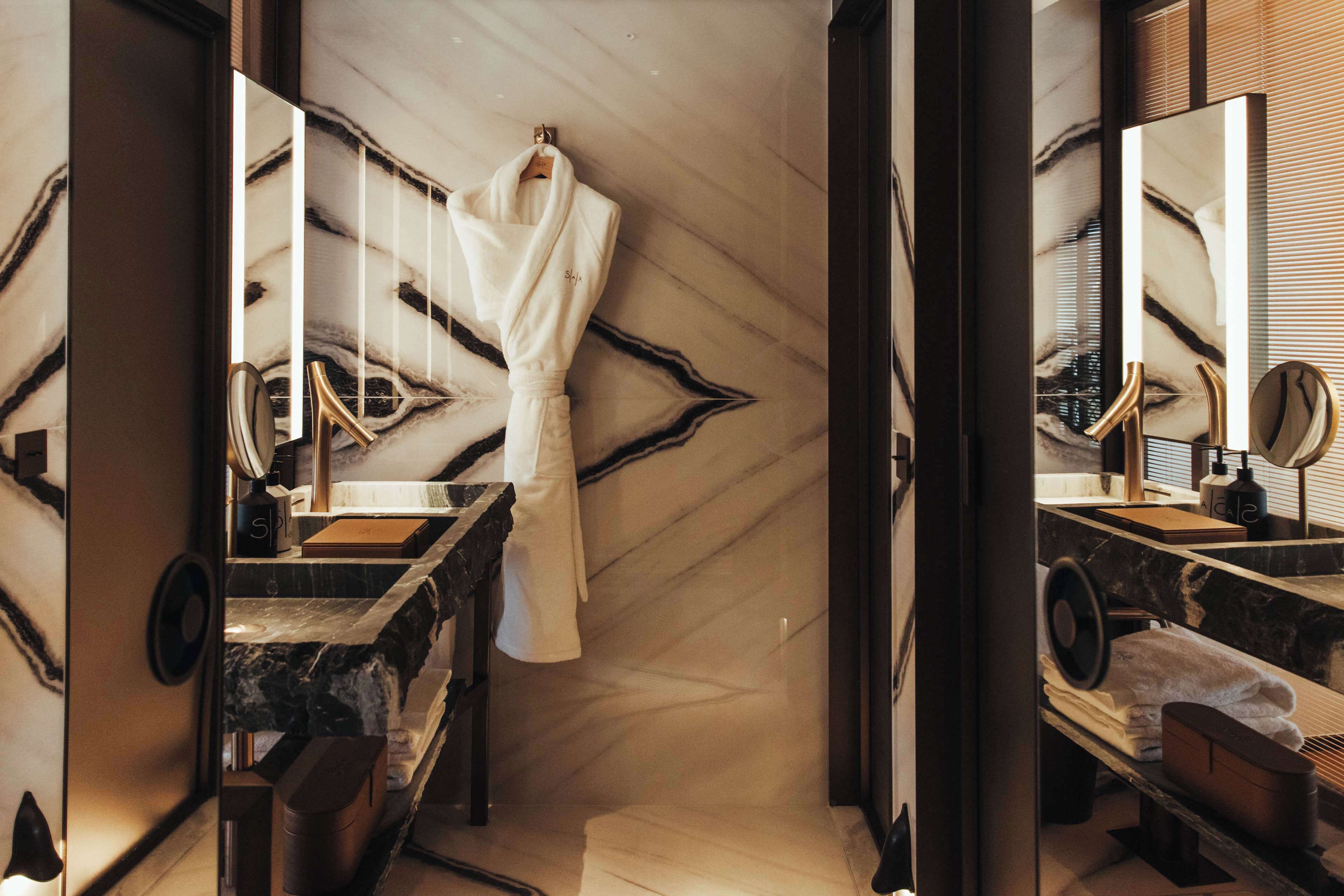 Rom – deluxe, 1 queensize-seng, aircondition | Bad | Hårføner, badekåper, håndklær og såpe