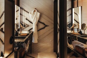 Deluxe Room, 1 Queen Bed | Bathroom