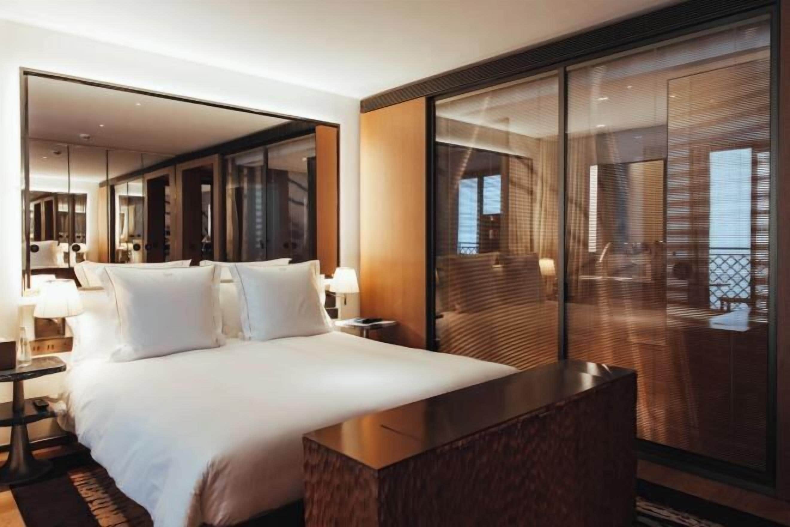 Premium bedding, minibar, in-room safe, iron/ironing board