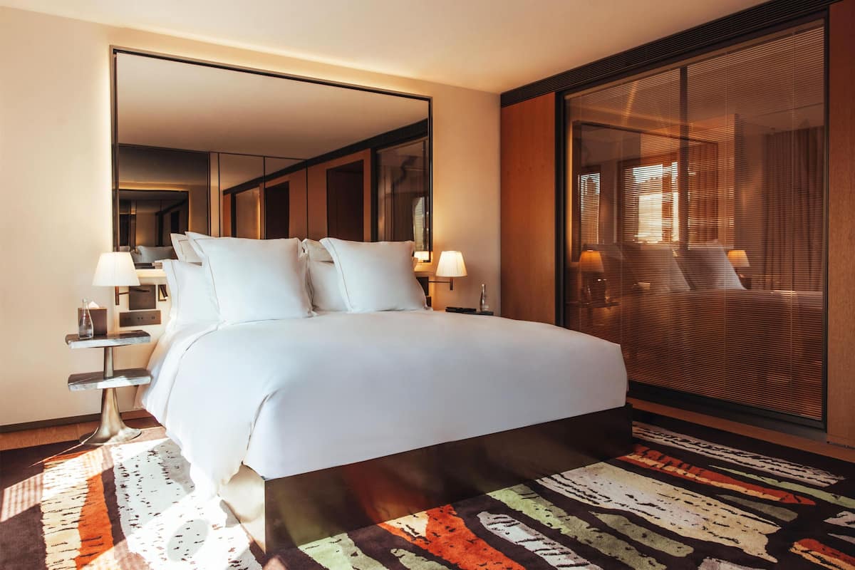 Rom, 1 kingsize-seng, tilgjengelighetstilpasset (Sax King Room - Mobility Accessible) | Sengetøy av topp kvalitet, minibar, safe på rommet og lydisolert