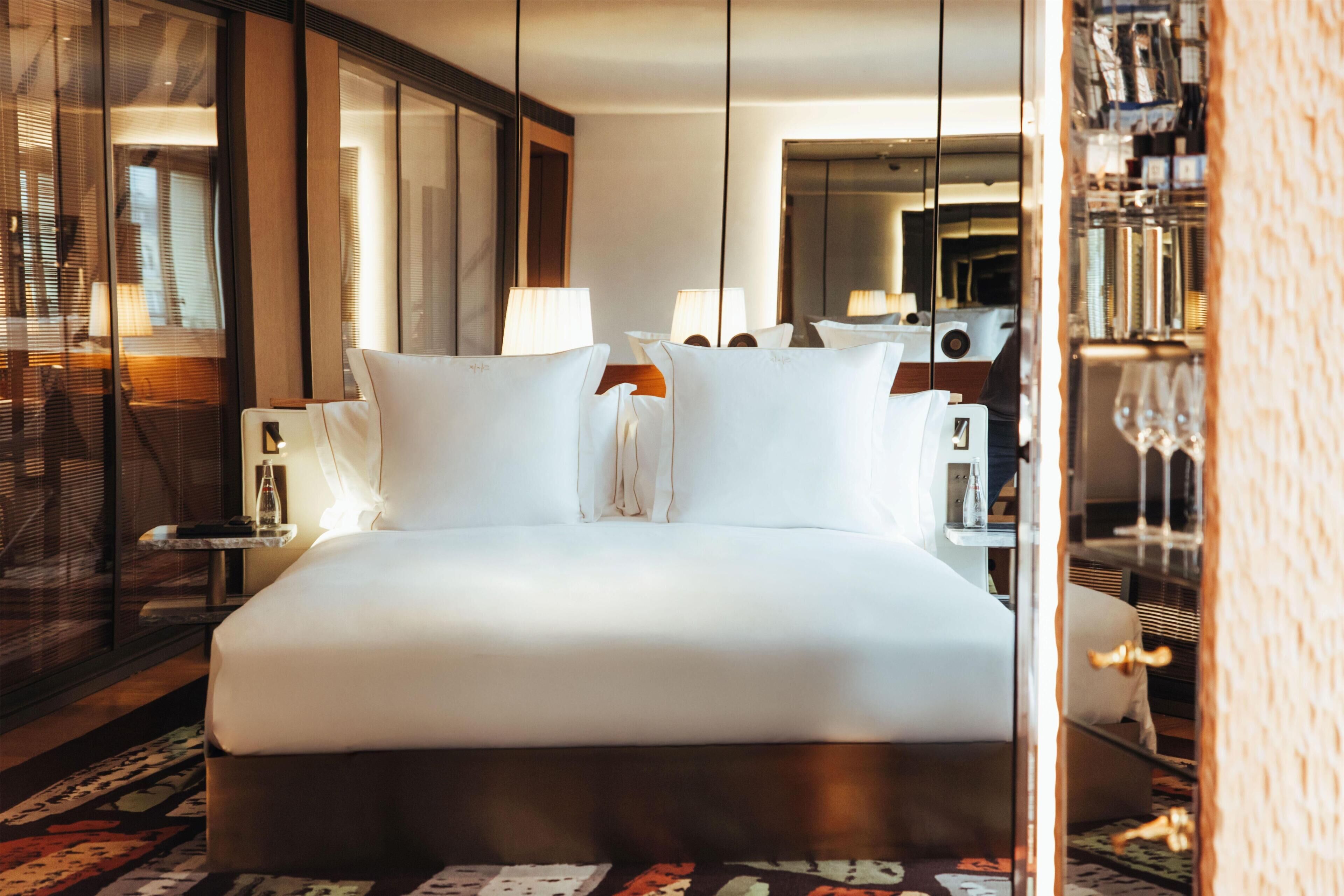 Room, 1 King Bed | Premium bedding, minibar, in-room safe, soundproofing