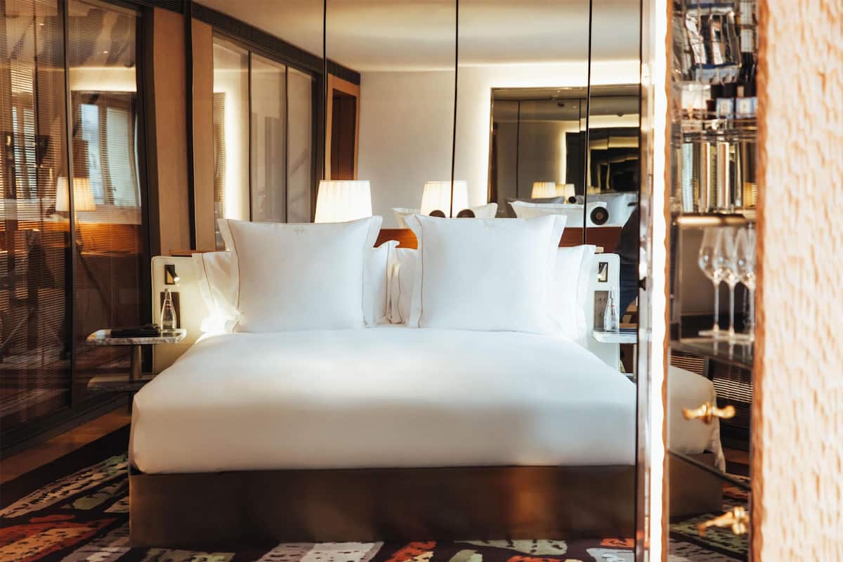 Room, 1 King Bed | Premium bedding, minibar, in-room safe, soundproofing