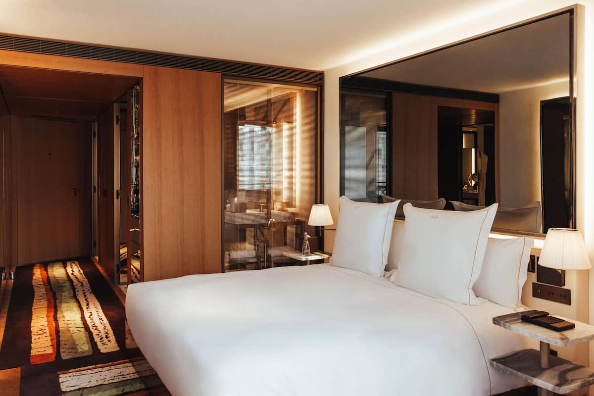 Luxe beddengoed, een minibar, een kluis op de kamer