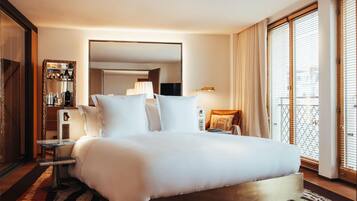 Luxe beddengoed, een minibar, een kluis op de kamer