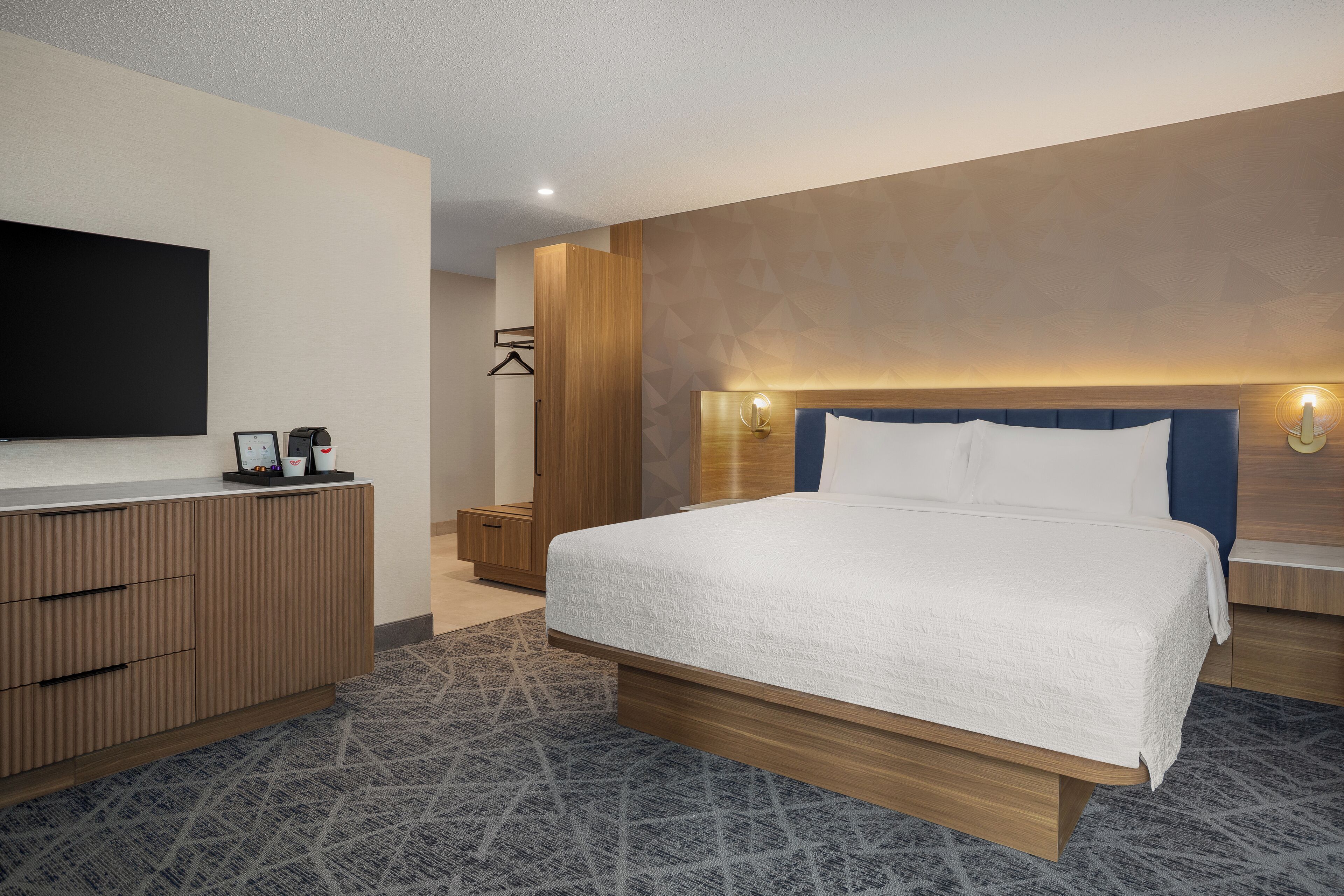 华丽客房, 1 张特大床和 1 张沙发床, 转角 | 客房内保险箱、办公桌、笔记本电脑工作区、遮光窗帘