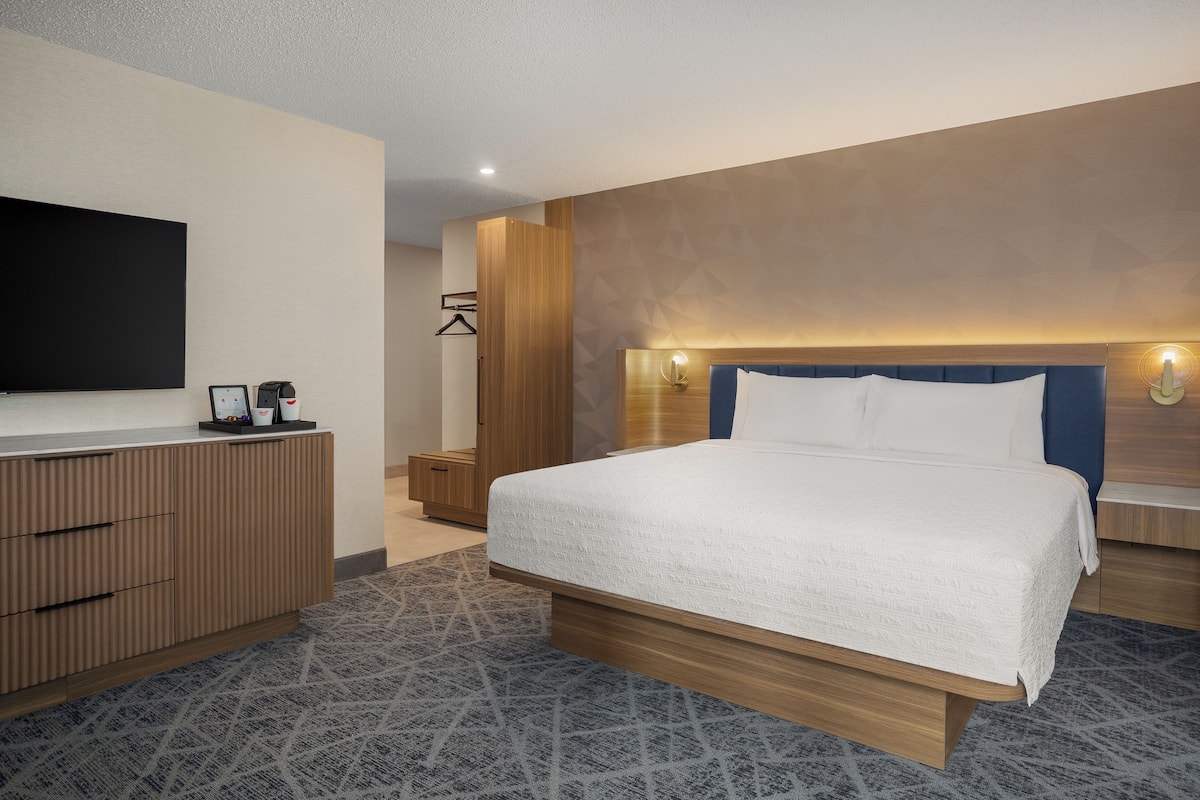 Deluxe Room, 1 King Bed with Sofa bed, Corner