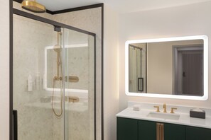 Bathroom shower - Hampton Inn By Hilton Calgary Downtown (Calgary)