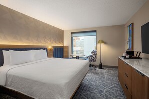 In-room safe, desk, laptop workspace, blackout drapes - Hampton Inn By Hilton Calgary Downtown (Calgary)